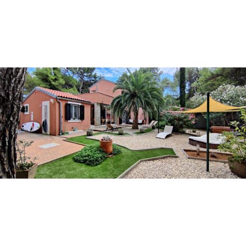 Villa Macaklin - Authentic island house at the beach in Čikat forest Park with its own parking