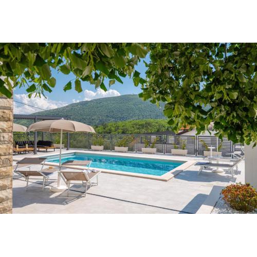 Villa Magnolia with heated Pool and Jacuzzi, near sea