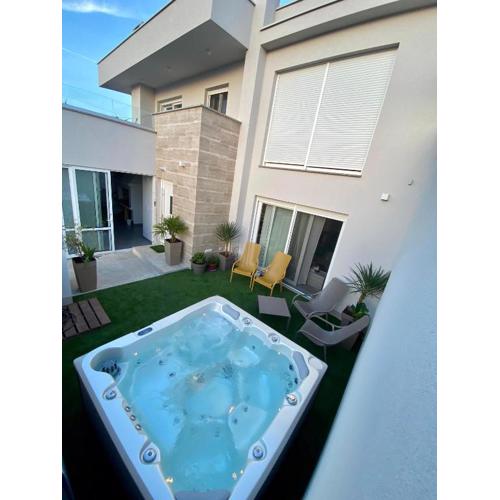 Villa Maksan - Sea View, Jacuzzi & BBQ Garden