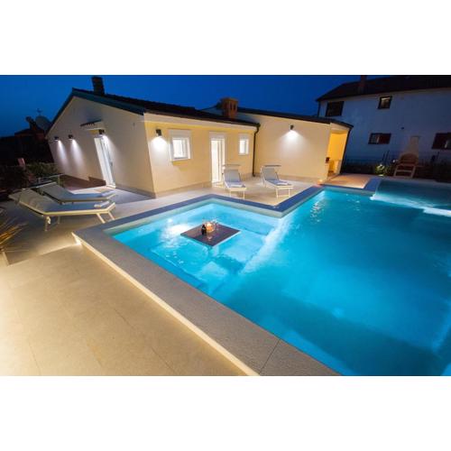 Villa Manuela near Medulin with private pool only 500 meters from sea