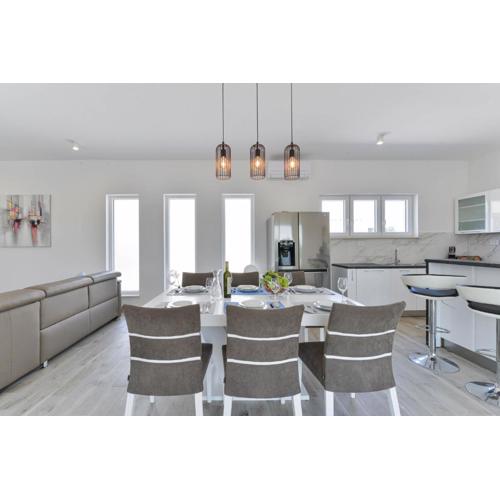 Villa Manuela with heated pool 400 meters from the sea - by TA Leut Agency