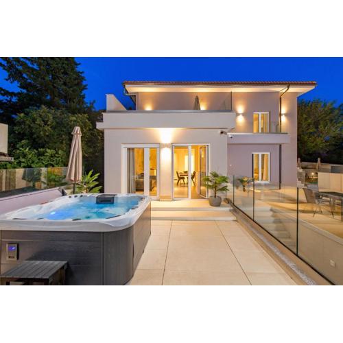 VILLA MAR - LUXURY APARTMENTS with pool and Deluxe apartment with hot tub in Selce, 20 meters from the beach, Boat tours option