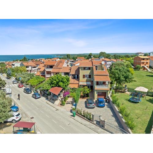 Villa Maras with yard, 400 m to the beach