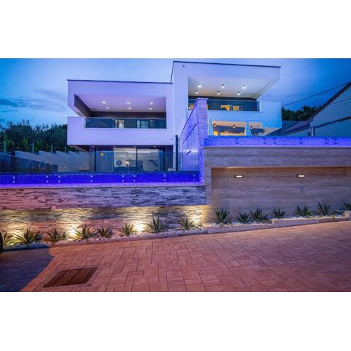 Villa Marassi with Heated Pool, Hot Tub and Sauna