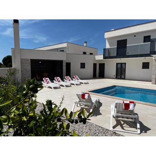 Villa Mare - Modern villa with swimming pool and jacuzzi