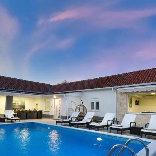 Villa Mare - with HEATED POOL