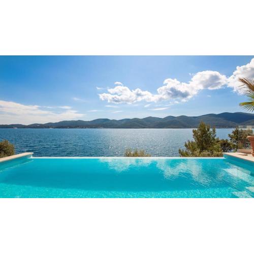 Villa Maris, 10m from beach, infinity pool