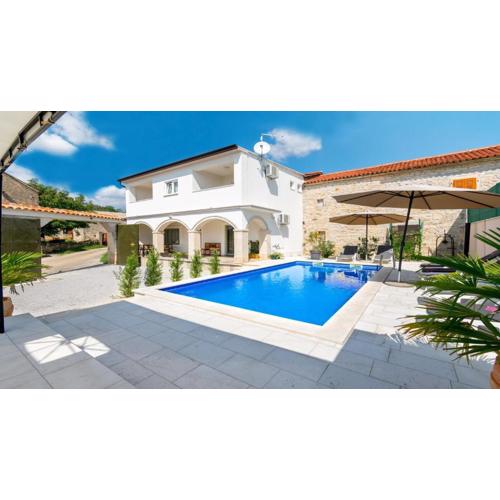 Villa Martin - Fast WiFi, Near restaurant, Fenced Yard, Pavilion, Center of Village