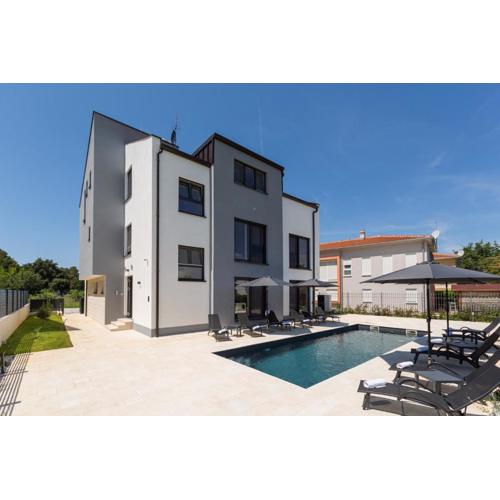 Villa Matic ground floor apartment with shared pool