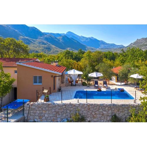 Villa Melita - Heated pool within Nature Park