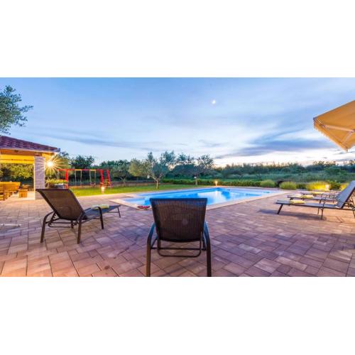 Villa Mia with heated pool, billiards and large garden - by TA Leut Agency