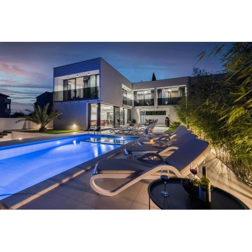 Villa Miaa newly built modern villa in Medulin for 9 people with heated swimming pool & jacuzzi