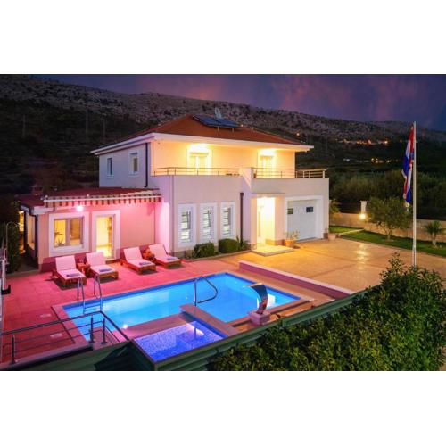 VILLA MILLA with private pool, jacuzzi, sauna, gym, max. 8 person