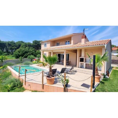 Villa Mira