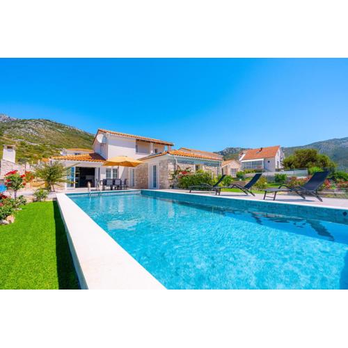 Villa Mirage with Private Heated Pool