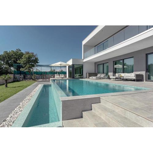 Villa mit großem Infinity-Pool - Ladesäule gratis