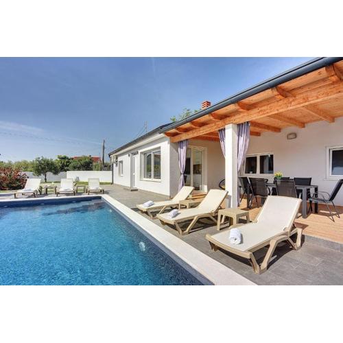 Villa mit privatem Pool, Klima, WLAN, BBQ in der Nähe vom Meer