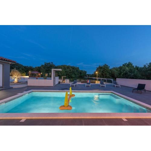 Villa mit Privatpool, Ping-Pong, BBQ