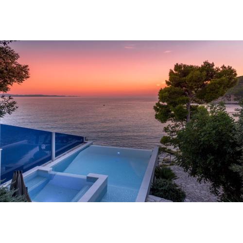 Villa Moro: Beachfront Privacy
