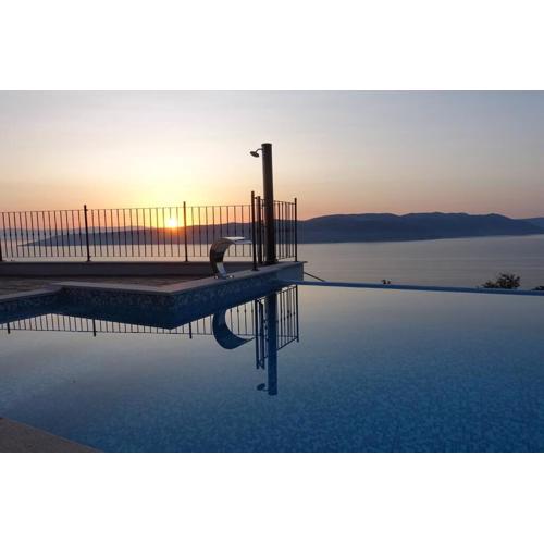 Villa Navis with two separate apartments and an infinity pool with sea view