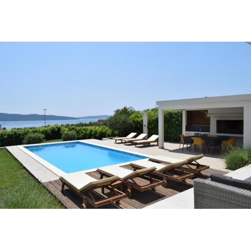 Villa Nikol, heated pool, sea view and BBQ
