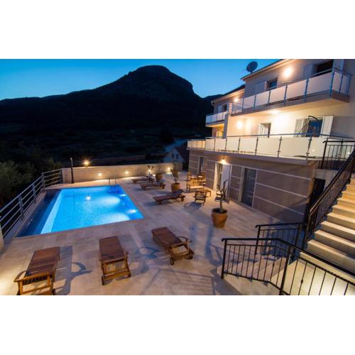 Villa Nikola - pool side apartments