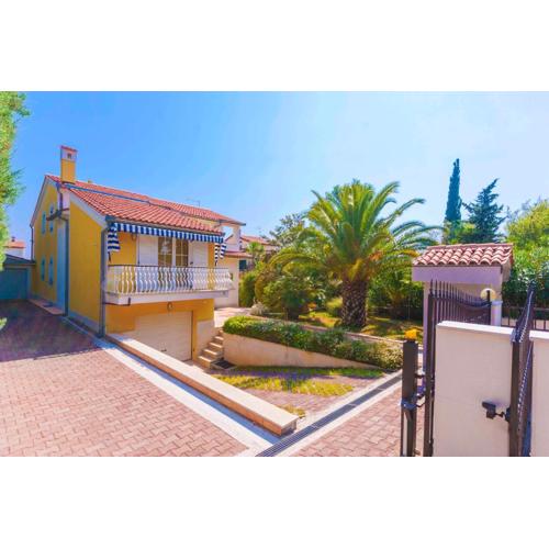 Villa Nila, a charming villa just a short walk away from the beach
