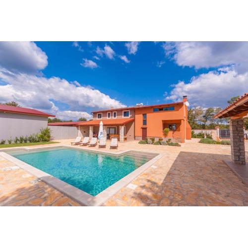 Villa Noina Arka, a charming villa with a pool surrounded by nature