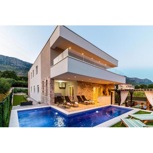 Villa Olea-with pool, sea view, near Split airport