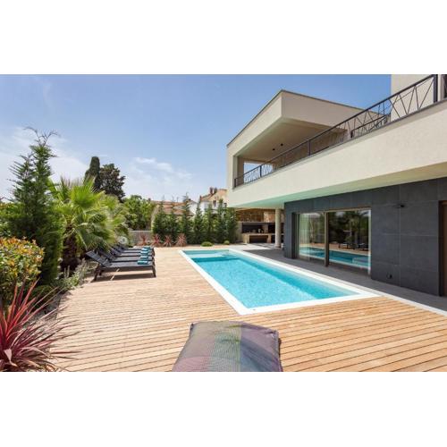 Villa One Way for 8 people near Medulin with heated pool, kids playground & only 200 m from the beach