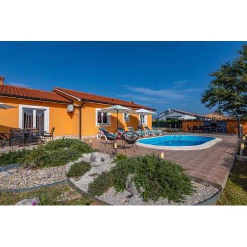 Villa Orange, a charming holiday home with a pool & fenced garden
