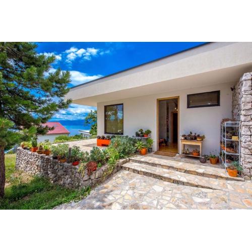 Villa Orange, small house in a pine forest