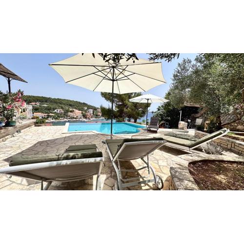 Villa Paladin - Spacious Villa with Pool near Garden Resort - 7 Min walk