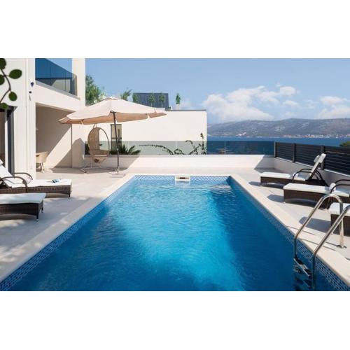 Villa Palm Bay 2, heated pool - 10 m from the sea