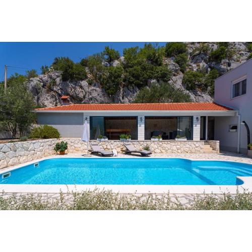 Villa Pasika with private 31m2 pool, summer kitchen with BBQ, 4 bedrooms