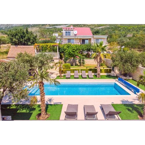 Villa Paula with 7 bedrooms, heated 36sqm private pool, Jacuzzi, Gym and sea views