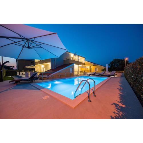 Villa Petra s bazenom, roštiljem i parkingom