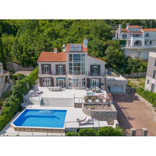 Villa Piano with Stunning View, heated outdoor pool & gaming room