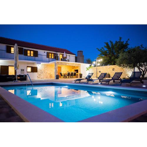 Villa Pietra- Modern rustic poolside oasis