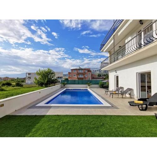 Villa Pitunitum With Private Heated Pool