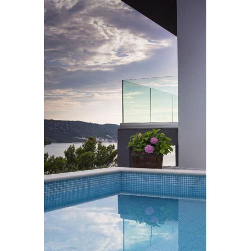 Villa Regina with heated pool and sea view