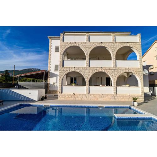 Villa Relax - beautiful Apartment with heated saltwater pool & jacuzzi