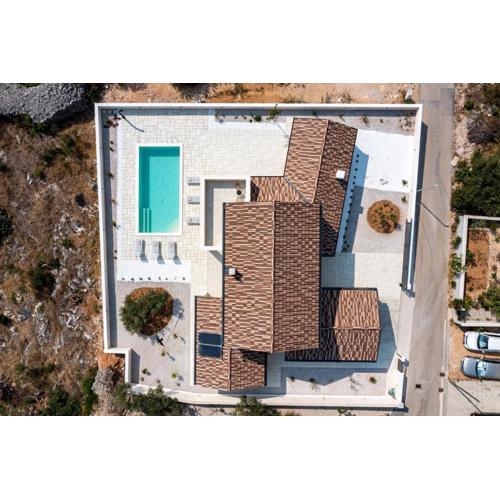 Villa Royal Stone with Pool, 350m from beach