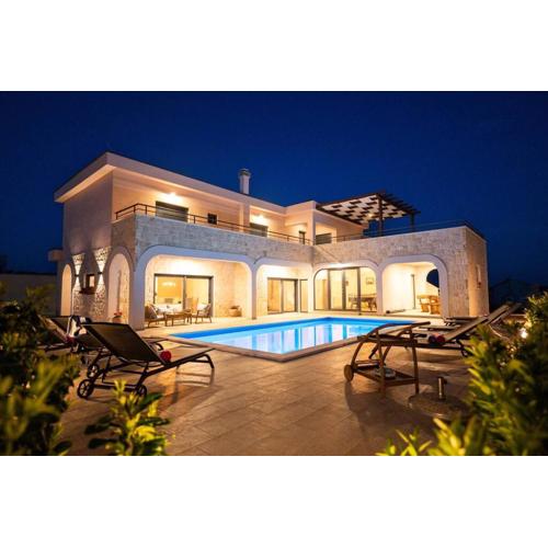 Villa Roza s privatnim grijanim bazenom i jacuzzijem