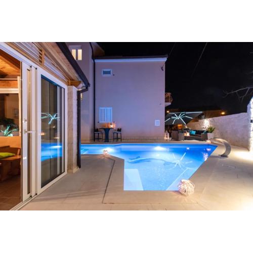 Villa San Tonini Deluxe Apartment with private heated swimming pool