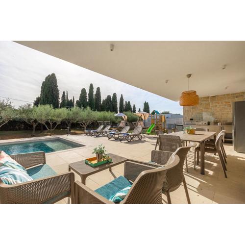 Villa San Zusto, 1600 m2 plot area, heated pool with hydromassage zone