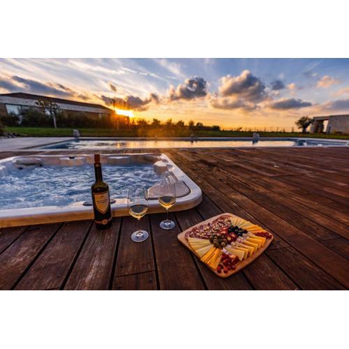 Villa Sanpadeo for kids & families in Central Istria with jacuzzi, sauna & sea view