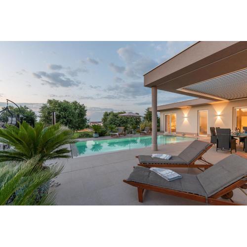Villa Serena Mit Pool Für 6 Personen, Mit Wunderschönem Garten Bei Porec