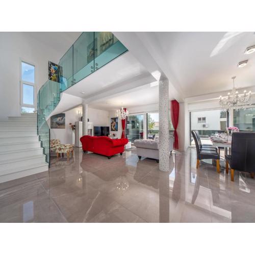 Villa Shaula - Five Bedroom Holiday Home with Pool,Sauna and Gym