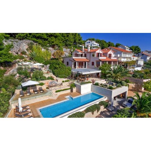 Villa Silversea in Hvar infinity heated pool